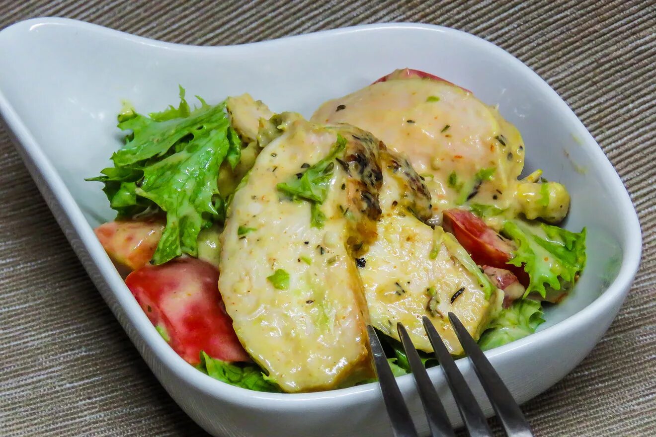 цезарь с авокадо и курицей. салат с авокадо и куриной грудкой. салат с авокадо и куриной грудкой и огурцом. салат с авокадо и куриной грудкой. куриное филе пармиджано.