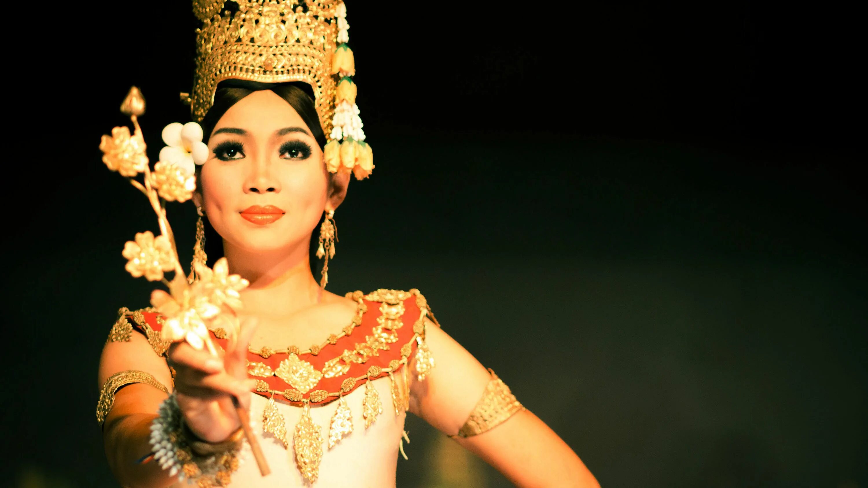 Сине сием казахская слушать. Камбоджа шоу Апсара. Апсара танцовщица. Богиня Тайланда. Тайские Богини.