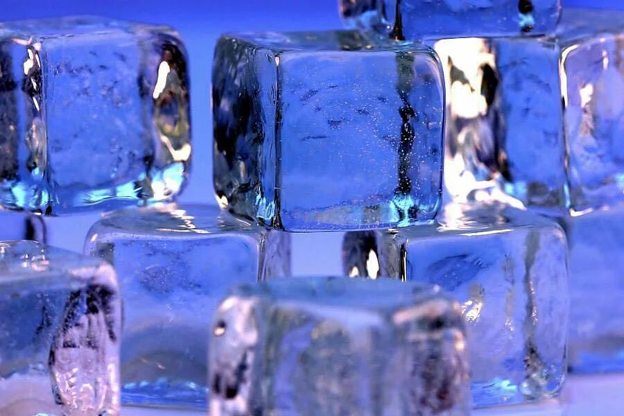 Сколько кубиков льда. Кубики льда на голубом фоне. Кубики льда в бокале. Фотообои кубики льда. Цветные кубики льда.