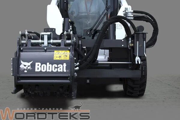 Фреза на мини погрузчик. Фреза Bobcat 100. Фреза почвенная Бобкат. Бобкэт с фрезой. Навесная фреза на Бобкэт.