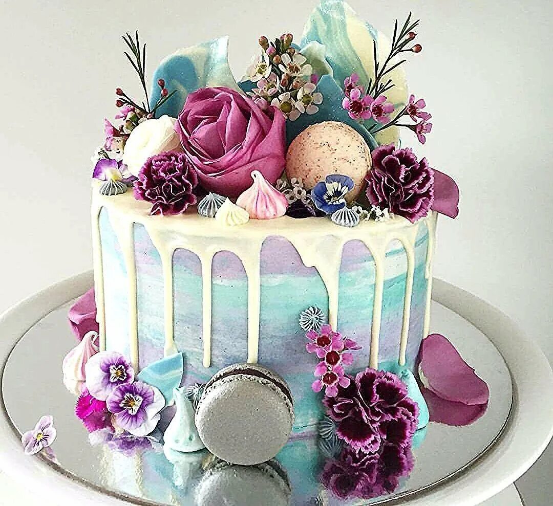 Как украсить торт девушке. Красивые тортики. Красивые торты. Красивые торты на день рождения. Красивый декор торта.