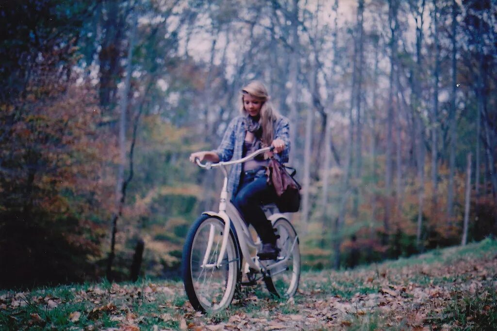 На велосипеде по лесу. Девочка на велосипеде в лесу. Велопрогулка в лесу. Прогулка в лесу. Велосипедные прогулки в лесу.