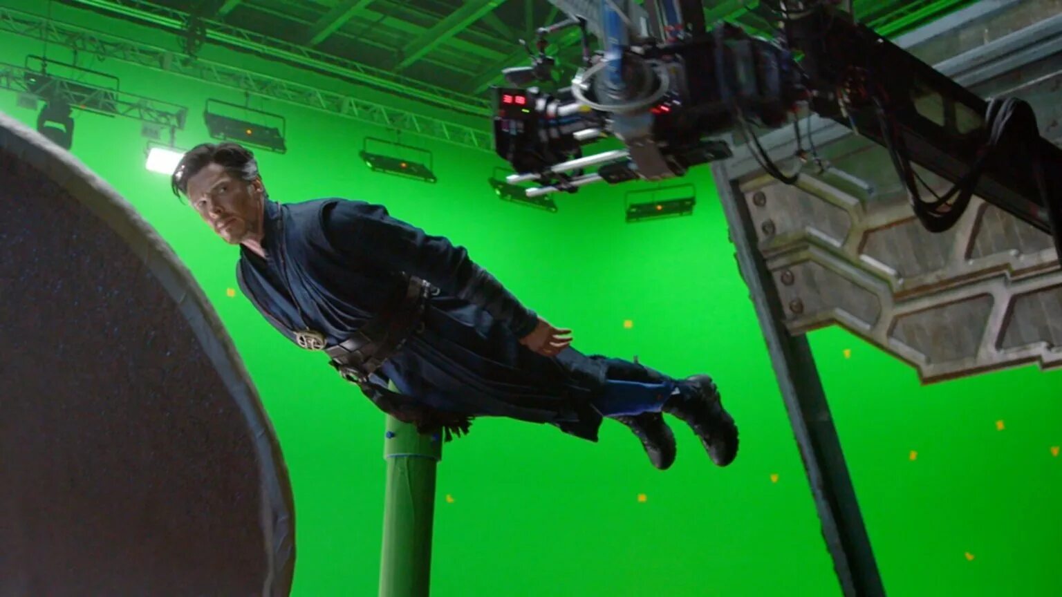 Хромакей до. Человек паук хромакей. Пол беттани и элизабет олсен. Марвел до и после спецэффектов. Хромакей в фильмах.