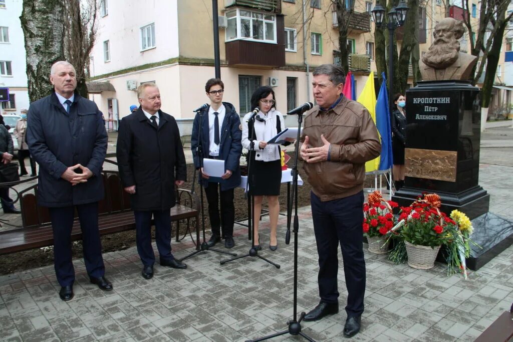 Новости г кропоткин. Новости г кропоткин. Сквер ворошилова кропоткин. Мэр кропоткина краснодарского края. Диалог в библиотеке.