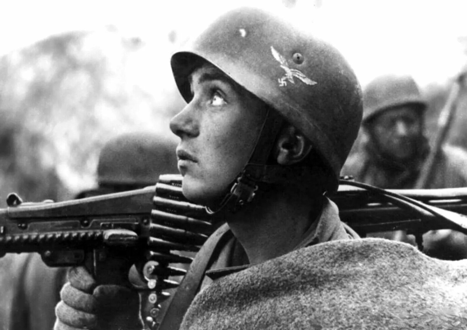 Солдат вермахта с мг 42. Солдат СС 1944. Немецкий пулемётчик с MG-42.