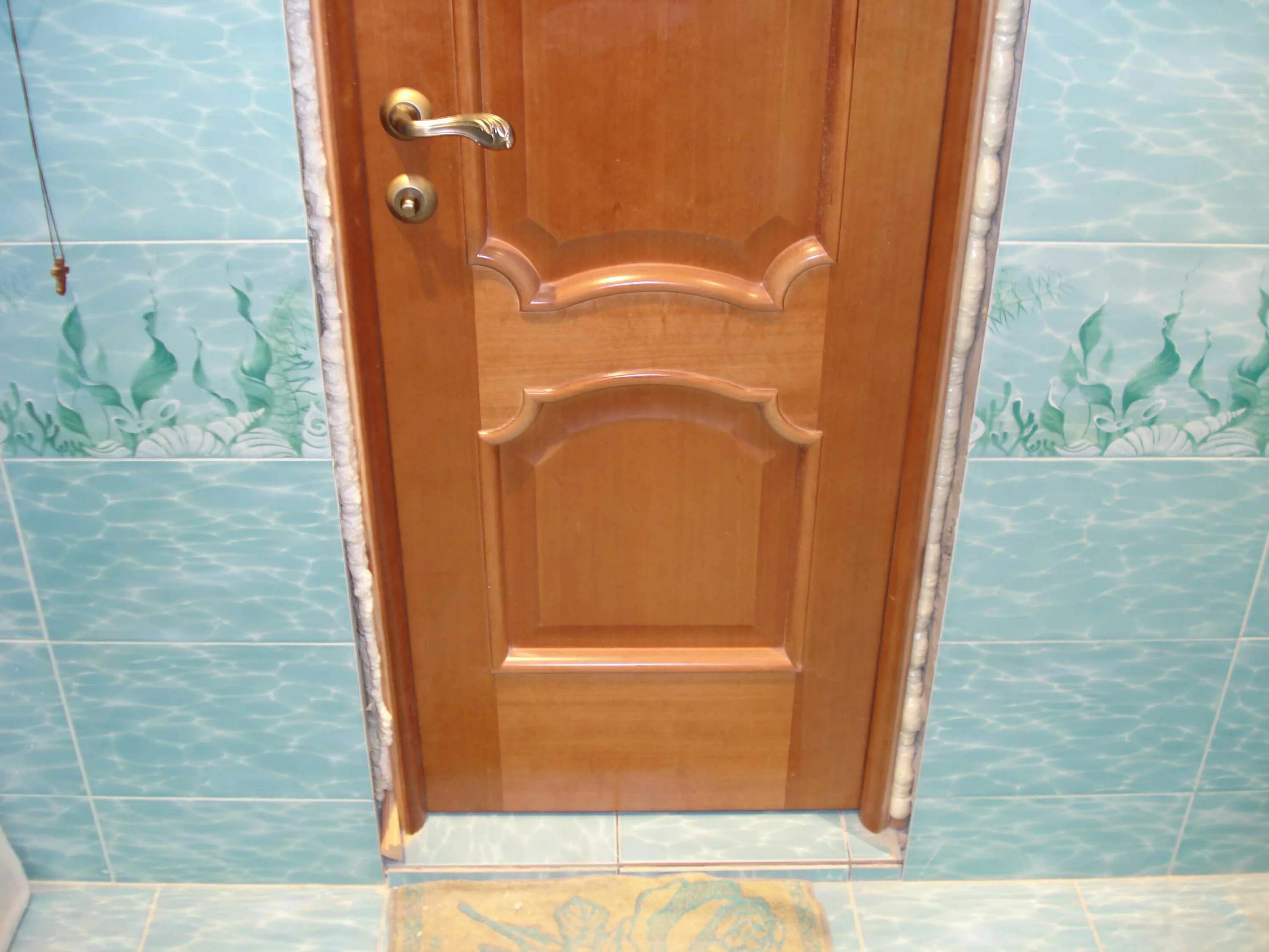 Монтаж дверей в ванной. Отделка двери в ванной. Двери для ванной и туалета. Двери для ванной и туал. Дверь в ванную комнату.