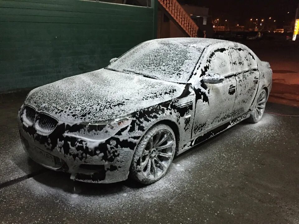 Пеню авто. BMW car washing m5. BMW m5 washing. BMW moyka. BMW e60 на мойке.