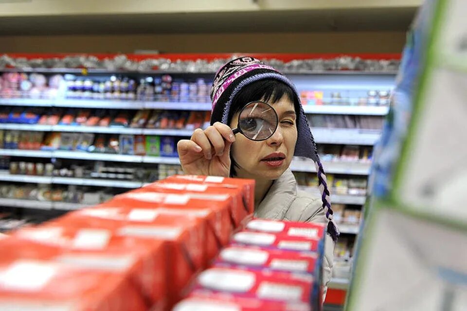 Как называются люди которые проверяют магазины. Просроченные продукты в магазине. люди в магазине. покупатель в магазине. просроченная продукция в магазине.