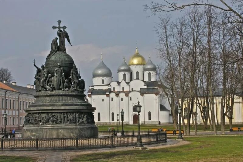 Тысячелетие россии великий новгород кто изображен. Памятник тысячелетия Великий Новгород. Памятник тысячелетие России Великий Новгород. Великий Новгород тысячелетие России Софийского собора. 1862 - В Великом Новгороде открыт памятник «тысячелетие России»..