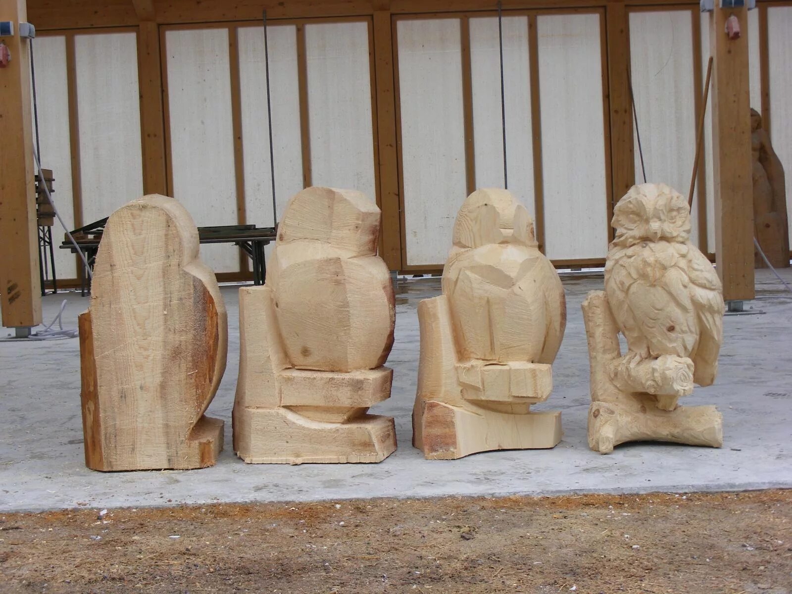 Резьба бензопилой по дереву техника резьбы. Вырезаем из бревна. Резьба на стволе дерева. Деревянные фигуры. Резные фигуры из дерева.