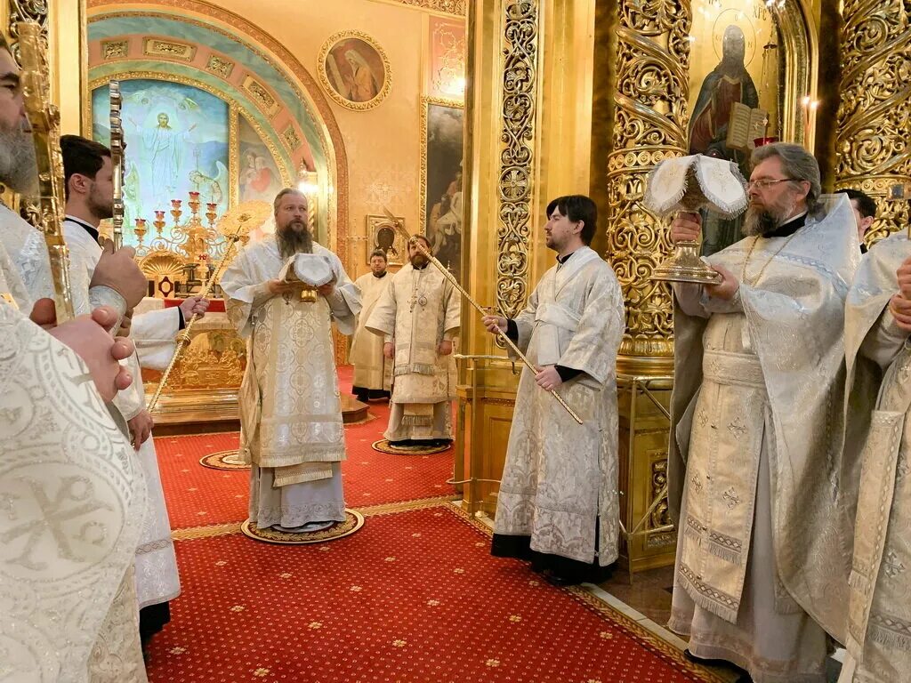 Митрополит греческой церкви в москве. Митрофорный протодиакон. Отец евгений климентовский с супругой и дочерьми. Воскресная утреня. Прокимен на литургии.