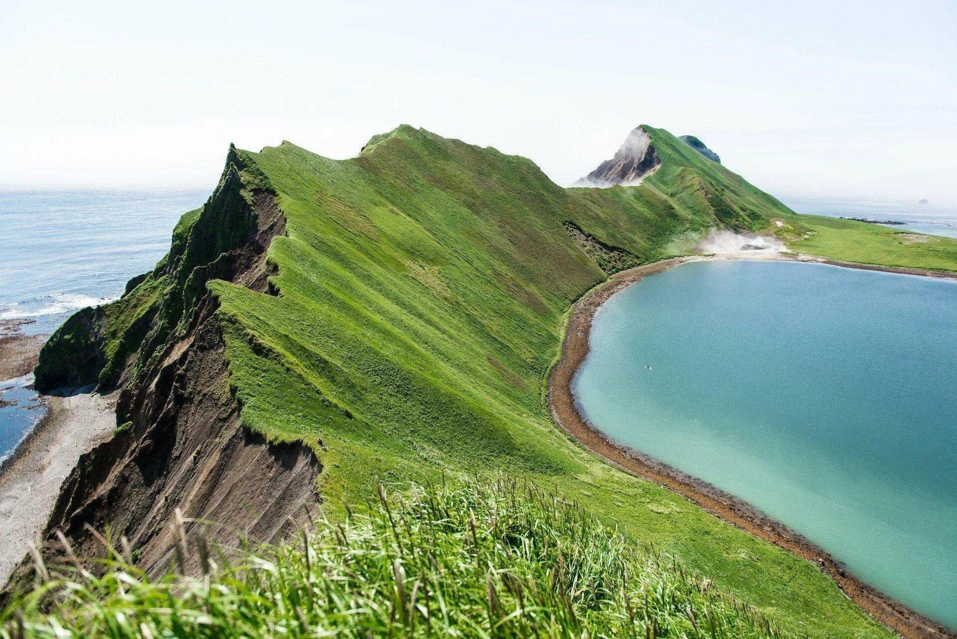 Остров итуруп курильские острова. Курильская гряда. Южная курильская гряда. Вулкан кудрявый на острове итуруп. Остров итуруп курильские острова.