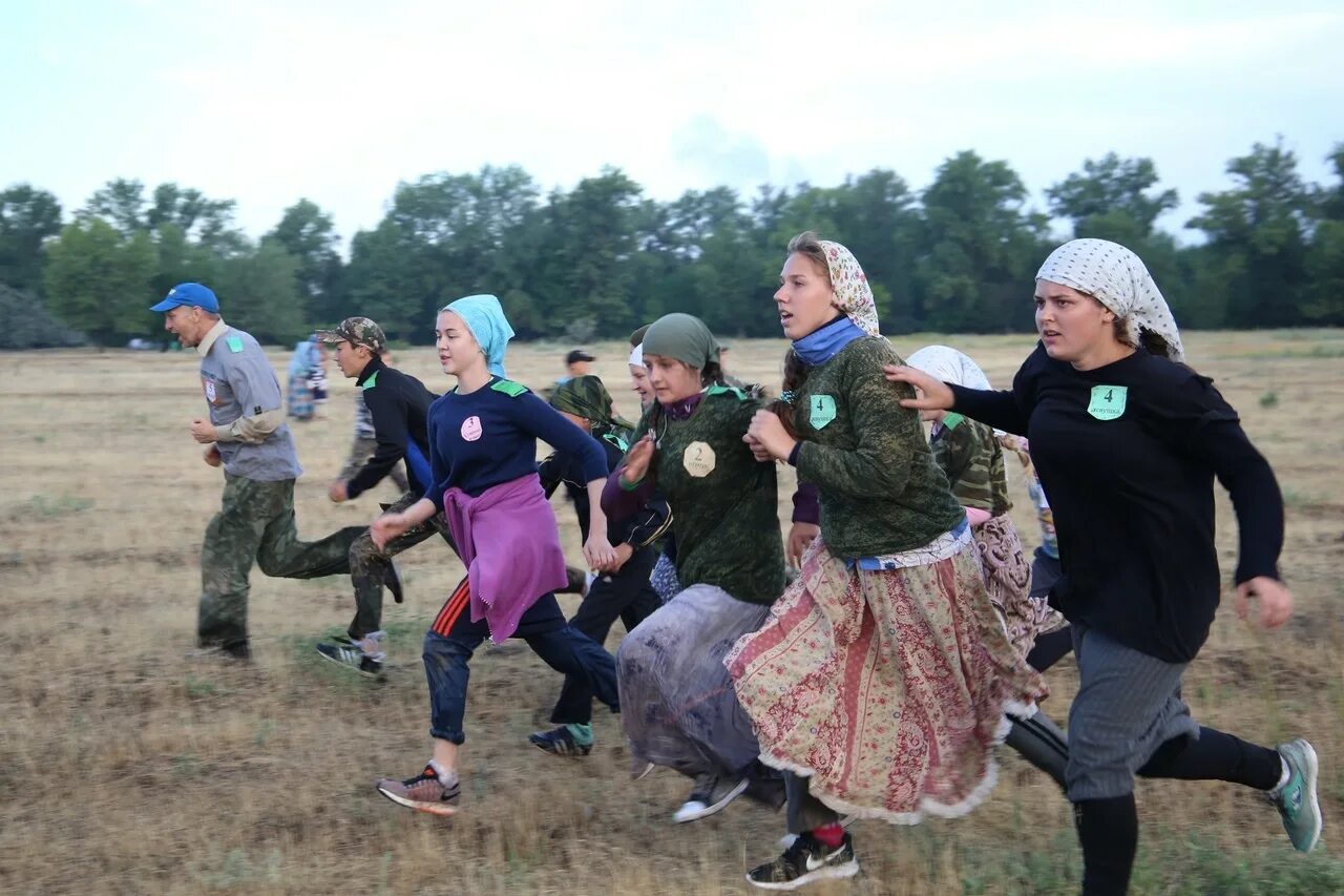 Молодежь в деревне. Деревенская молодежь. Молодежь на селе. Деревенская молодежь фото.