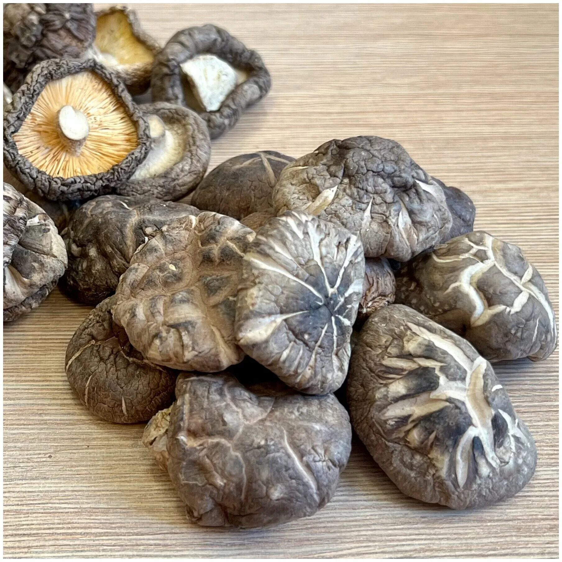Шиитаке отзывы. Корейские грибы шиитаке. Шиитаке сушеные. Шиитаке зеленика. Фунгосвечи шиитаке.