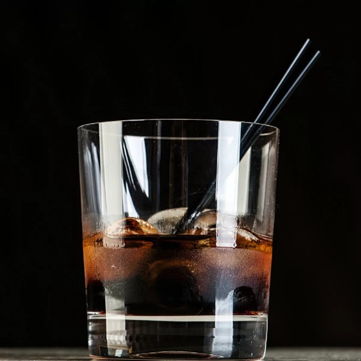 Black cocktail. Блэк рашен коктейль. Шот черный русский. Коктейль черный и белый русский. Белый русский и черный русский.