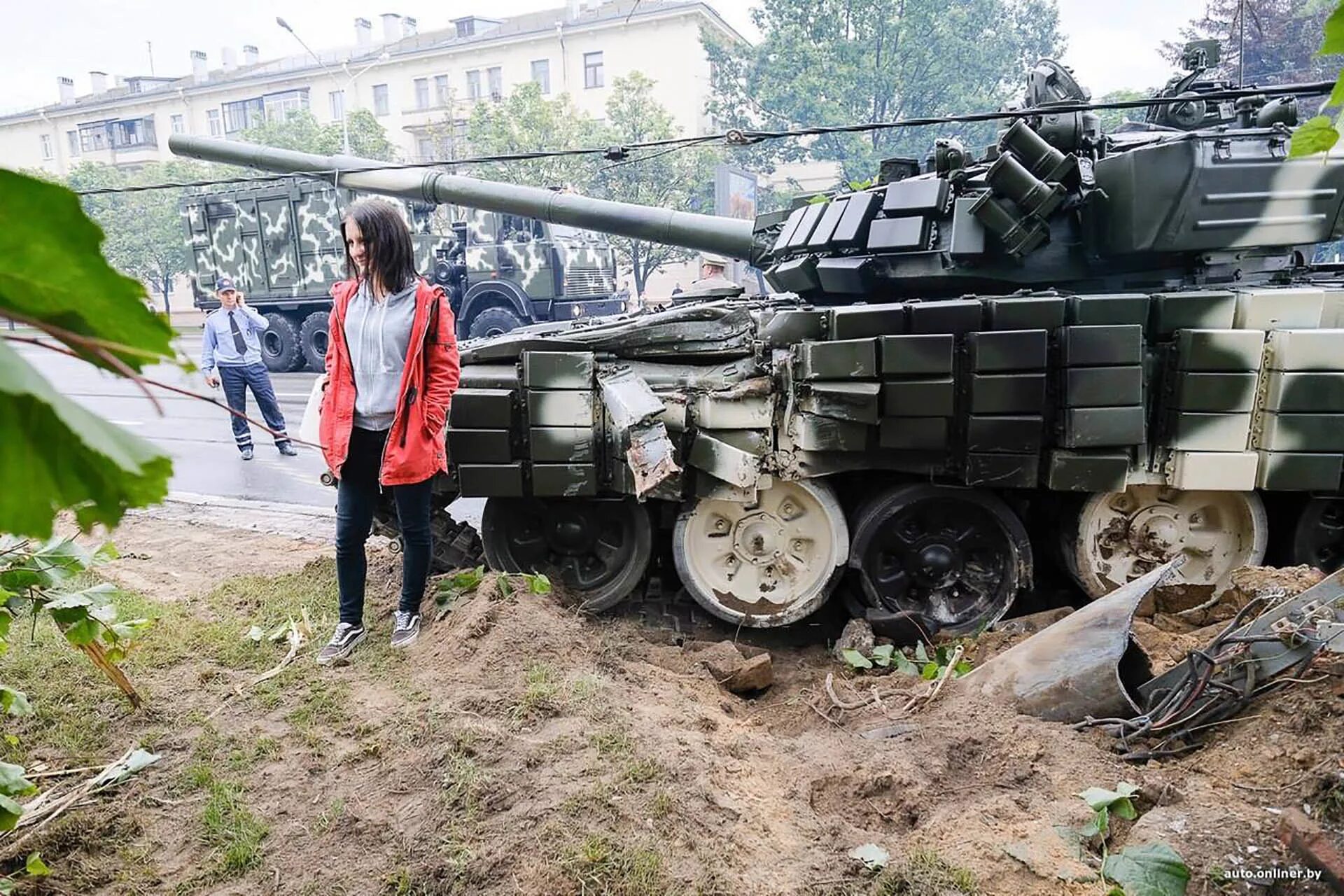 Танковая минск. Танк врезался в столб Минск.