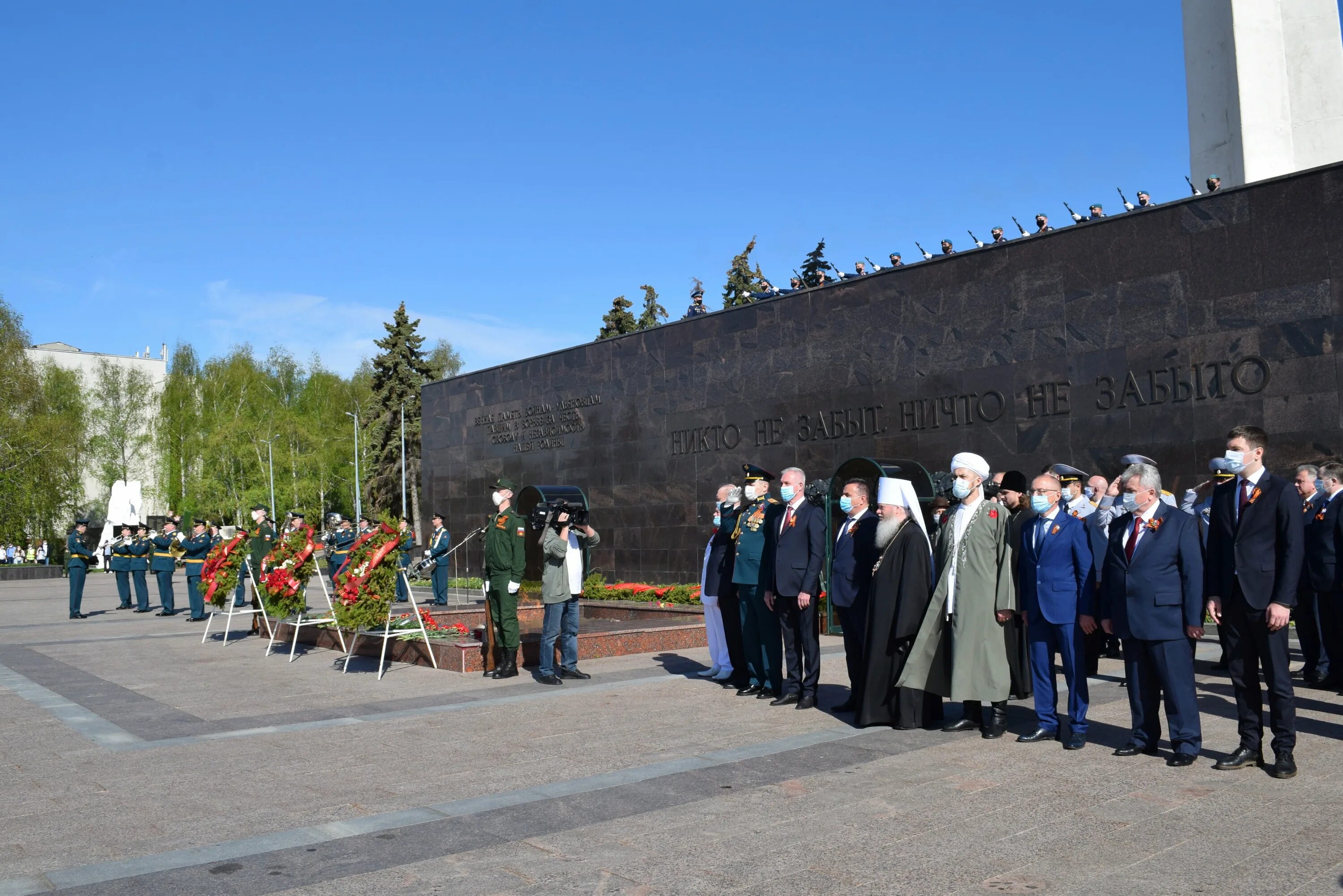 В городе прошло 9 мая. Площадь 30 летия Победы Ульяновск. Вечный огонь у обелиска Ульяновск. Вечный огонь Ульяновск Обелиск славы возложение цветов. Памятник 30 летия Победы Ульяновск.