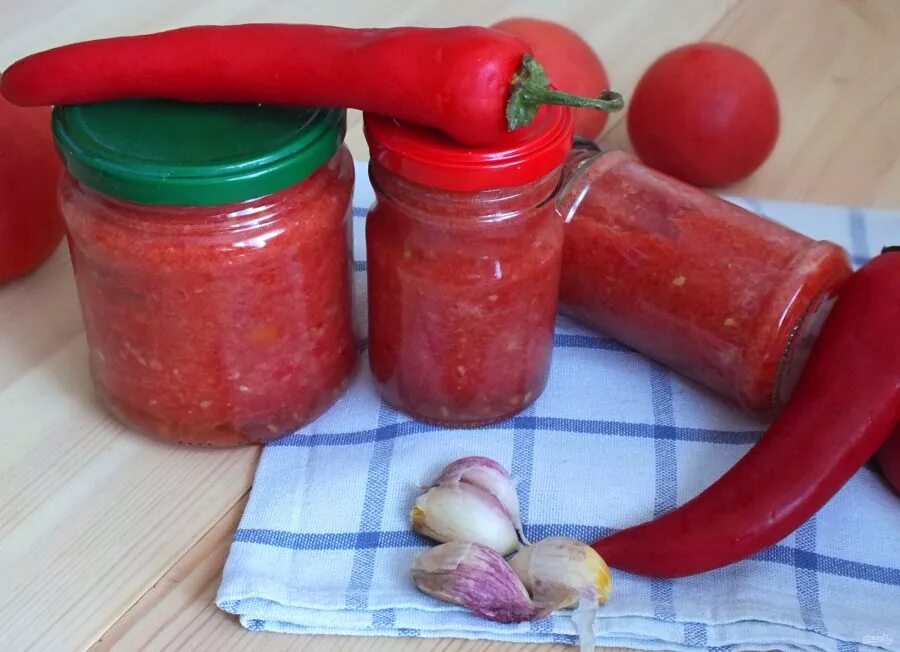 Огонек из помидор перца чеснока. Хреновина огонек. огонёк из помидор. хреновина из помидор и хрена с чесноком на зиму. огонёк из помидор с хреном.
