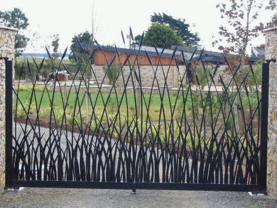 забор из металлических прутьев