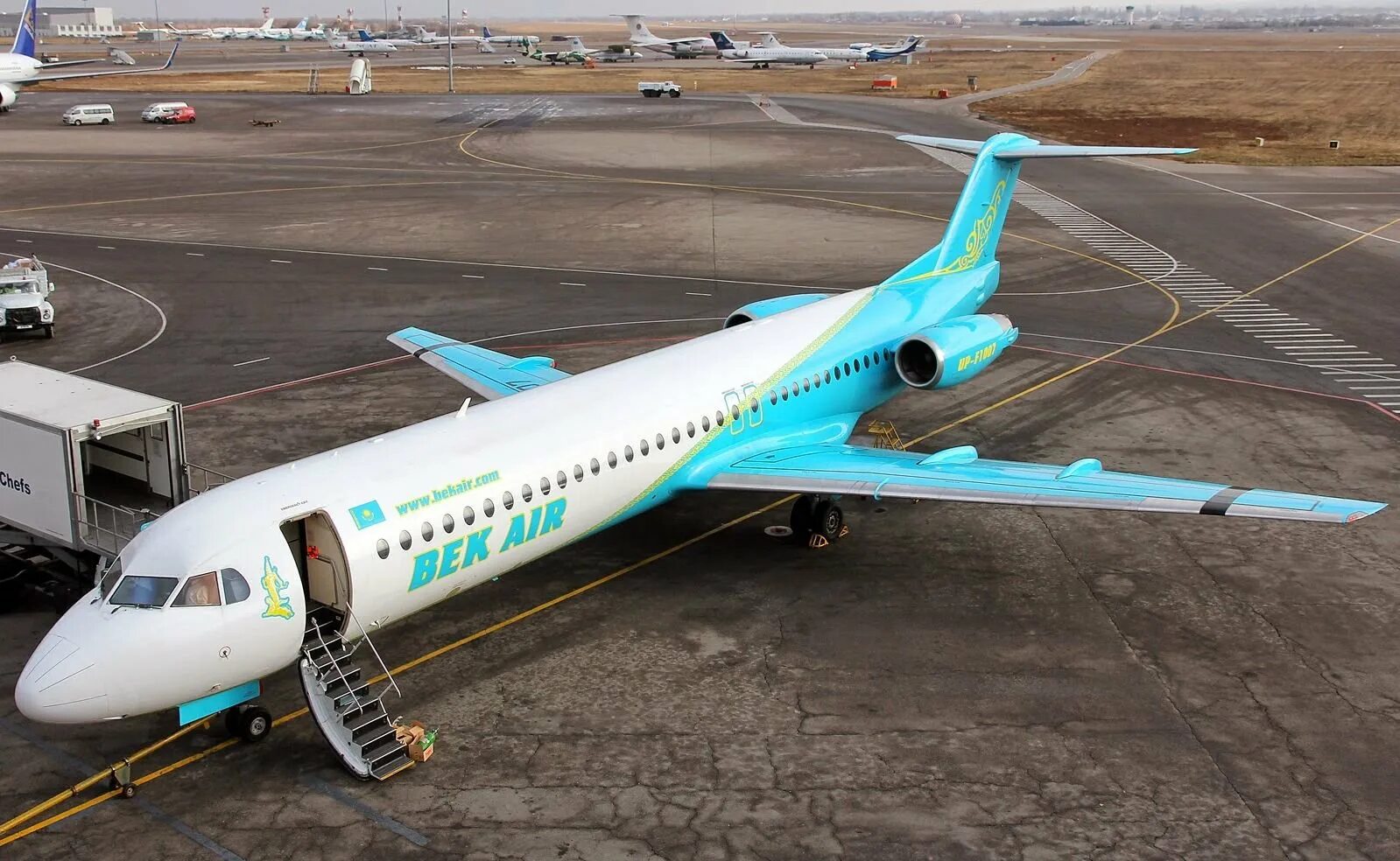 Купить самолет в казахстане. Fokker 100 самолет. Самолёт авиакомпании Бек Эйр. Bek Air авиакомпании Казахстана. Bek Air 2100.