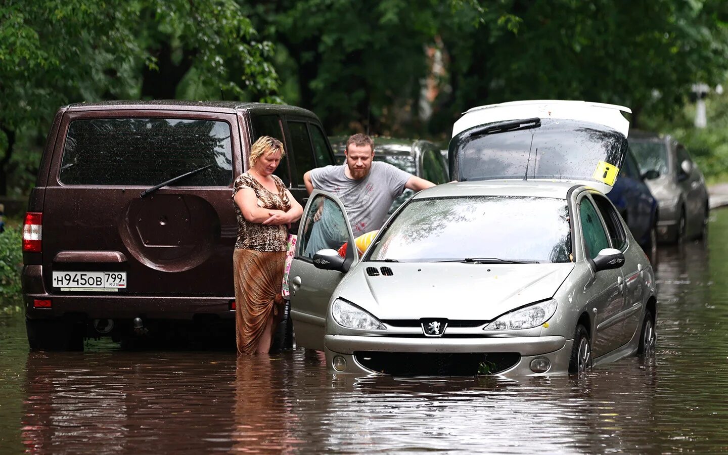 Можно ли ездить на машине летом. Утопленные автомобили в Москве. Потоп в Москве. Автомобиль утопленник. Дождь в Москве.