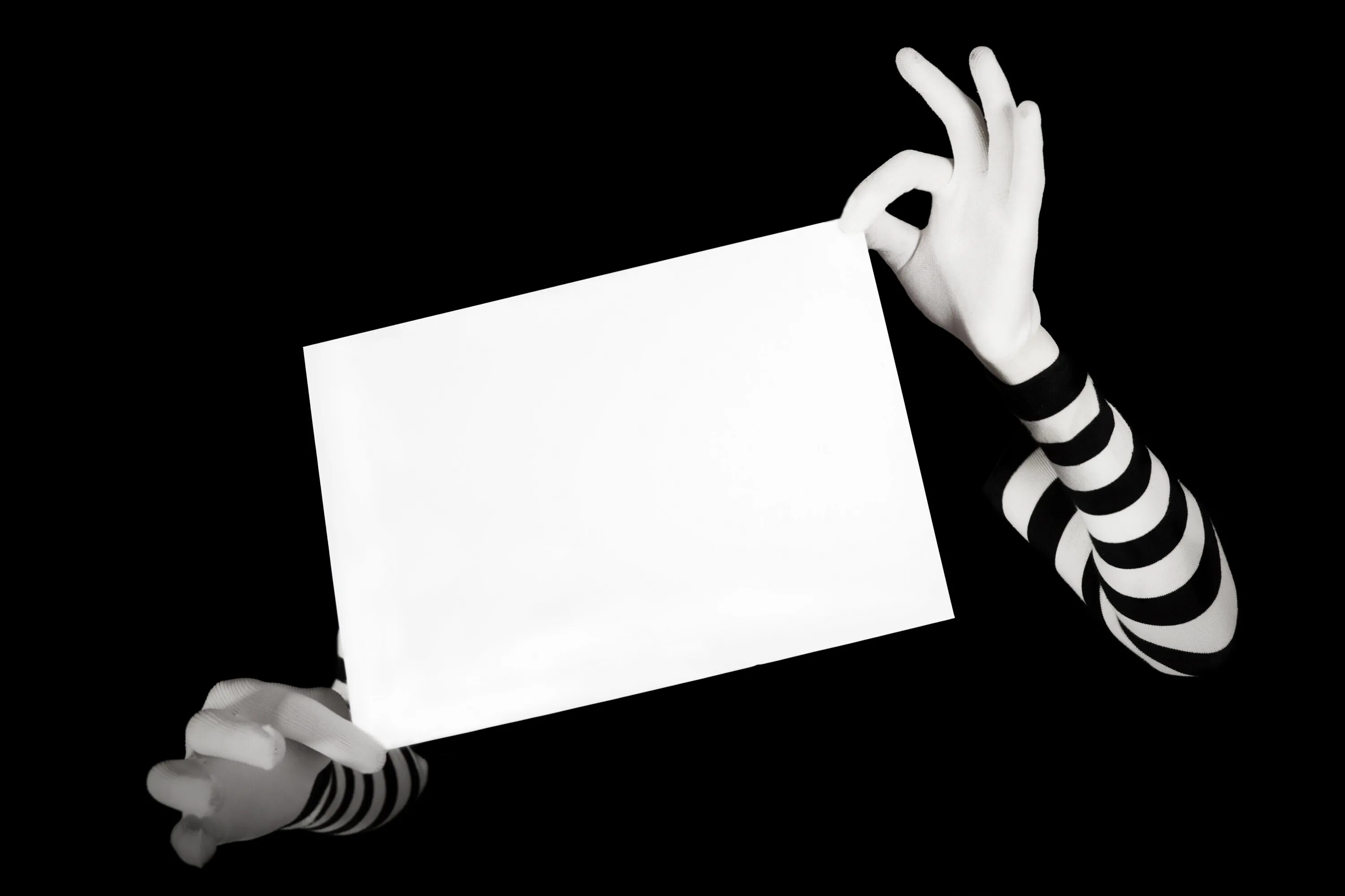 Группа чистый лист. Лист бумаги в руке. Человек с белым листом. Табличка в руках. Белый лист в руках.
