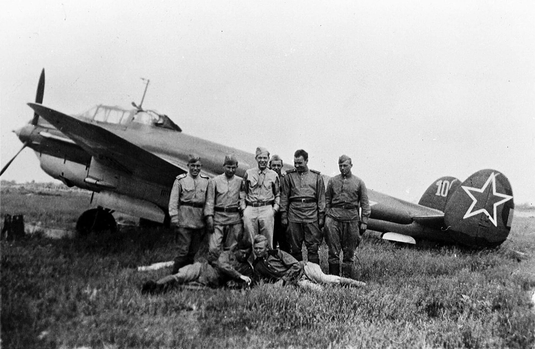 Авиация великой войны. Пилот бомбардировщика пе2. Самолёт пе-2 пикирующий бомбардировщик. Самолёт пе2 ВОВ. Пе2 бомбардировщик в годы Великой Отечественной.