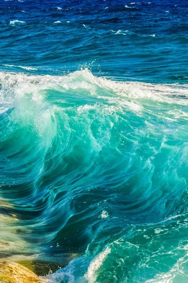 Вода океанов и морей составляет. Море, волны. Гладкие волны море. Море волны вид сверху. Сильные волны на море.