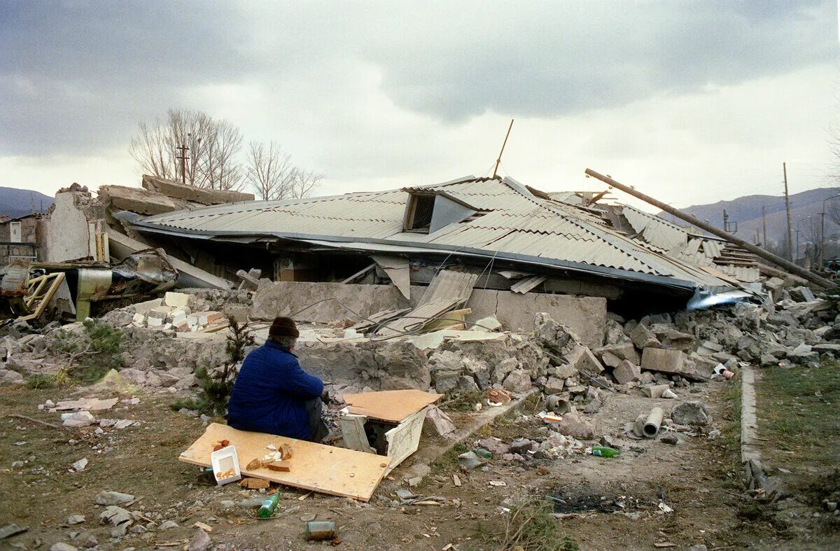 Землетрясение в гори. Землетрясение в Спитаке в Армении 1988. Город Спитак Армения землетрясение. Землетрясение Спитак 1988 жертвы. Землетрясение в Армении в 1988 город Ленинакан.