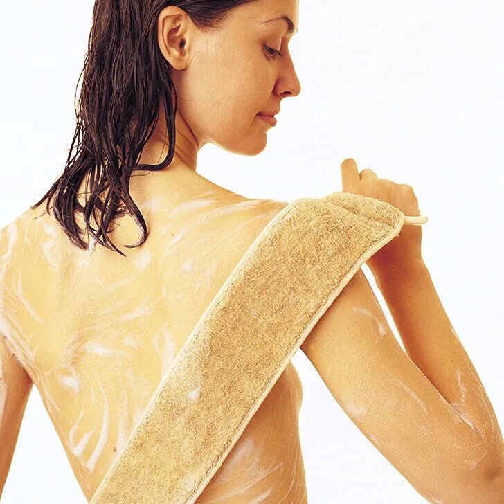 можно ли тереть мочалкой. девушка с мочалкой. мыться мочалкой. девушка с мочалкой. девушка моется мочалкой.