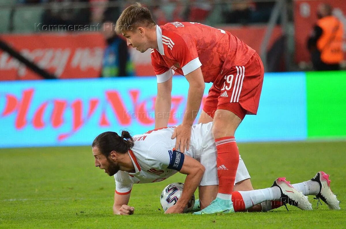 Футболисты тренируются. Посредник между футболистом и клубом. Мамаев зенит. Подмосковные футбольные матчи. Футбол картинки.