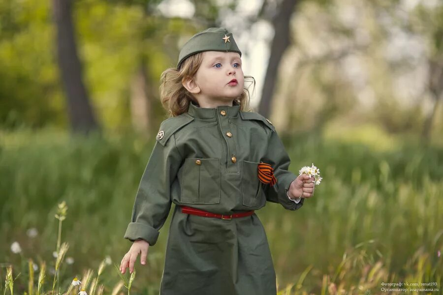 Маленький военный. Девочка в военной форме. Дети в военной форме. Детская фотосессия в военной форме. Двечока в военной форме.