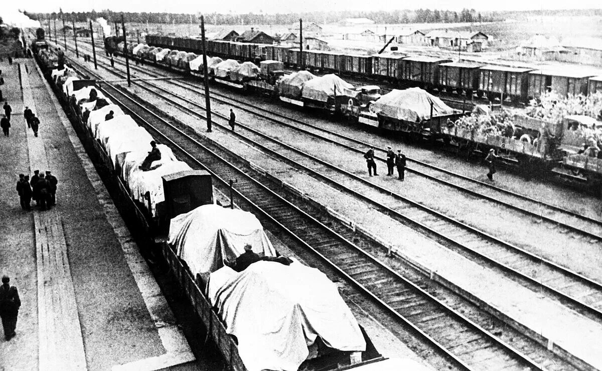 Эшелон северный. Эшелон с эвакуированными в годы войны 1941 г.. Железные дороги в годы Великой Отечественной войны 1941 1945. Эшелон с эвакуированными в 1941 г. в Москве. Железные дороги в годы войны 1941 1945 эвакуация заводов.