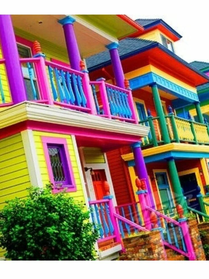 Разноцветный дом. Яркие цвета домов. Радужные домики. Яркие домики. Colorful houses