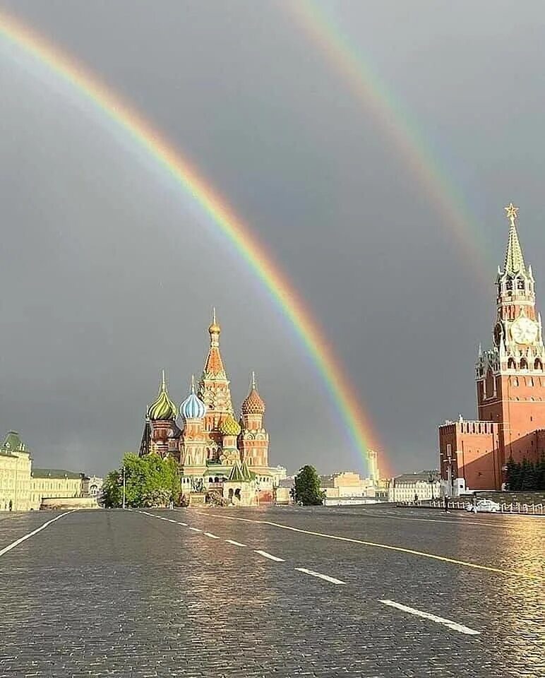 Радуга над красной площадью. Радуга в Москве. Доброе утро Москва. Радуга в городе