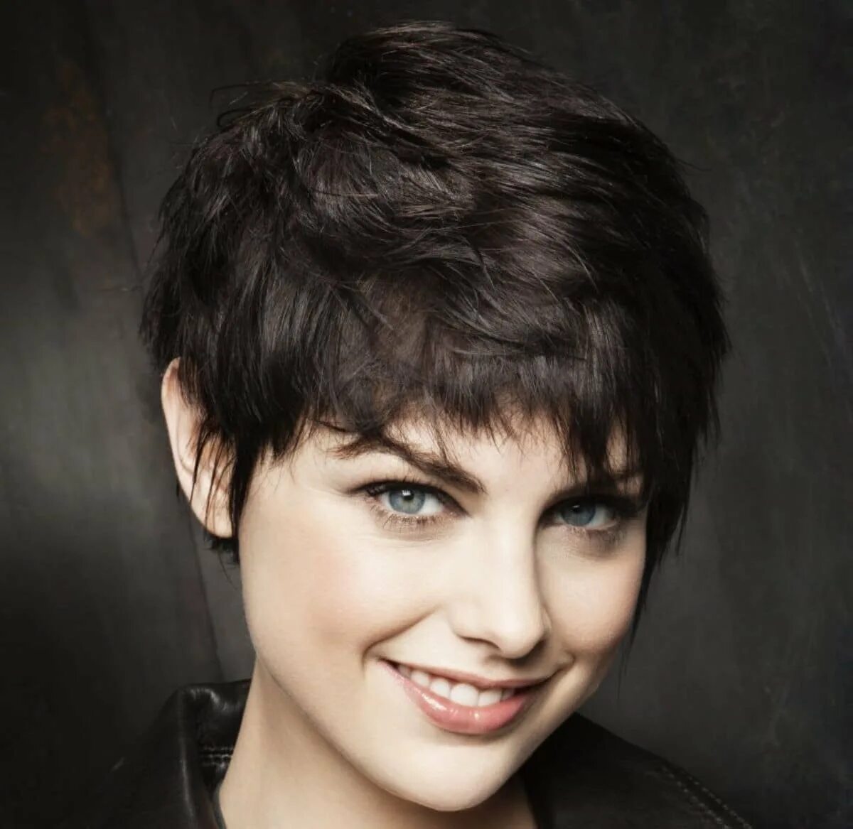 натали портман каре брюнетка. боб, паж, пикси. барбара ленни с короткой стрижкой. блондинка с короткими волосами. стрижка гарсон гаврош.
