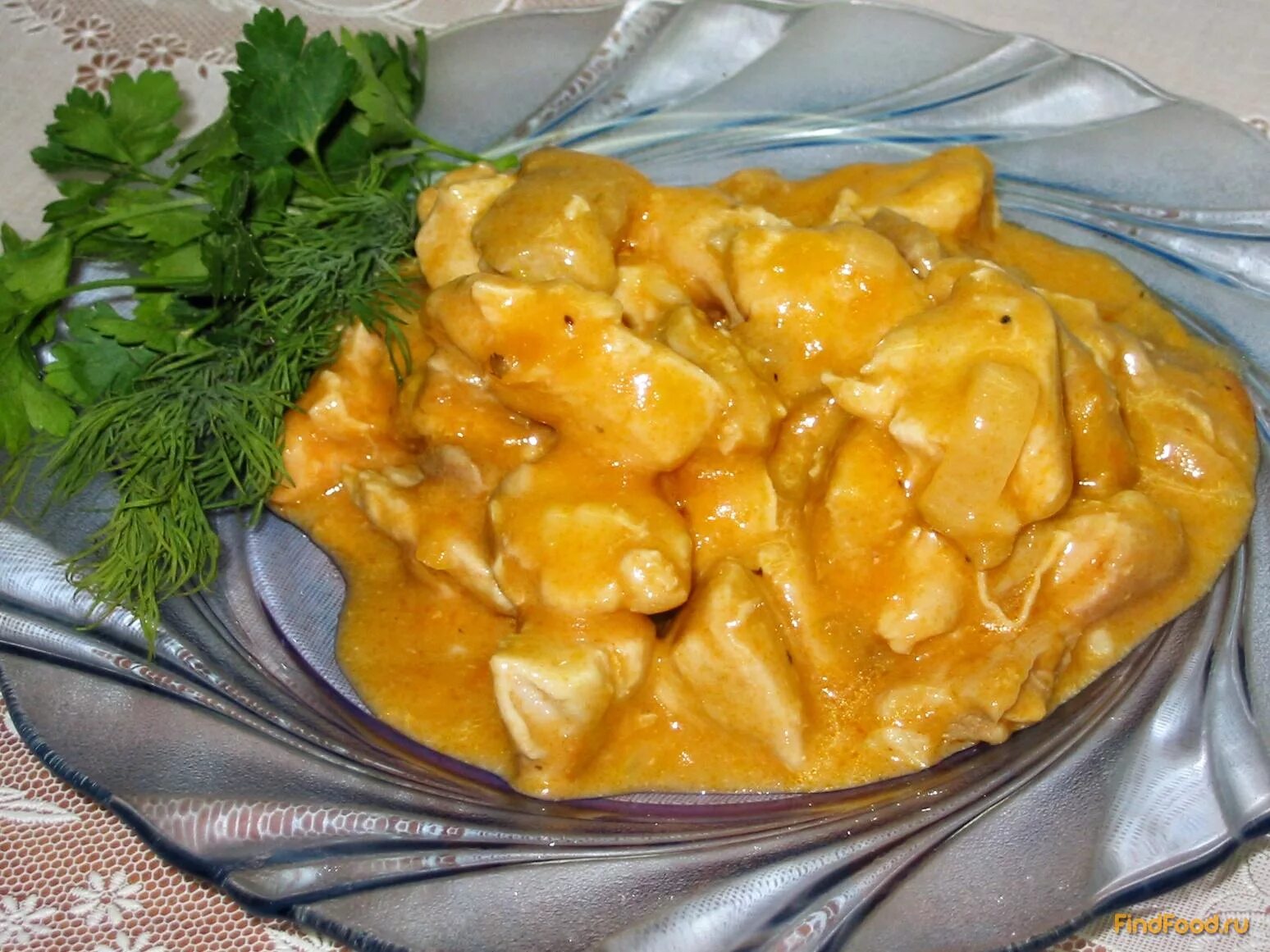 Курица с подливкой. Подлива для куриного филе. Грудка в сливочно чесночном соусе. Подлива из куриной грудки. Куриная грудка дор блю.