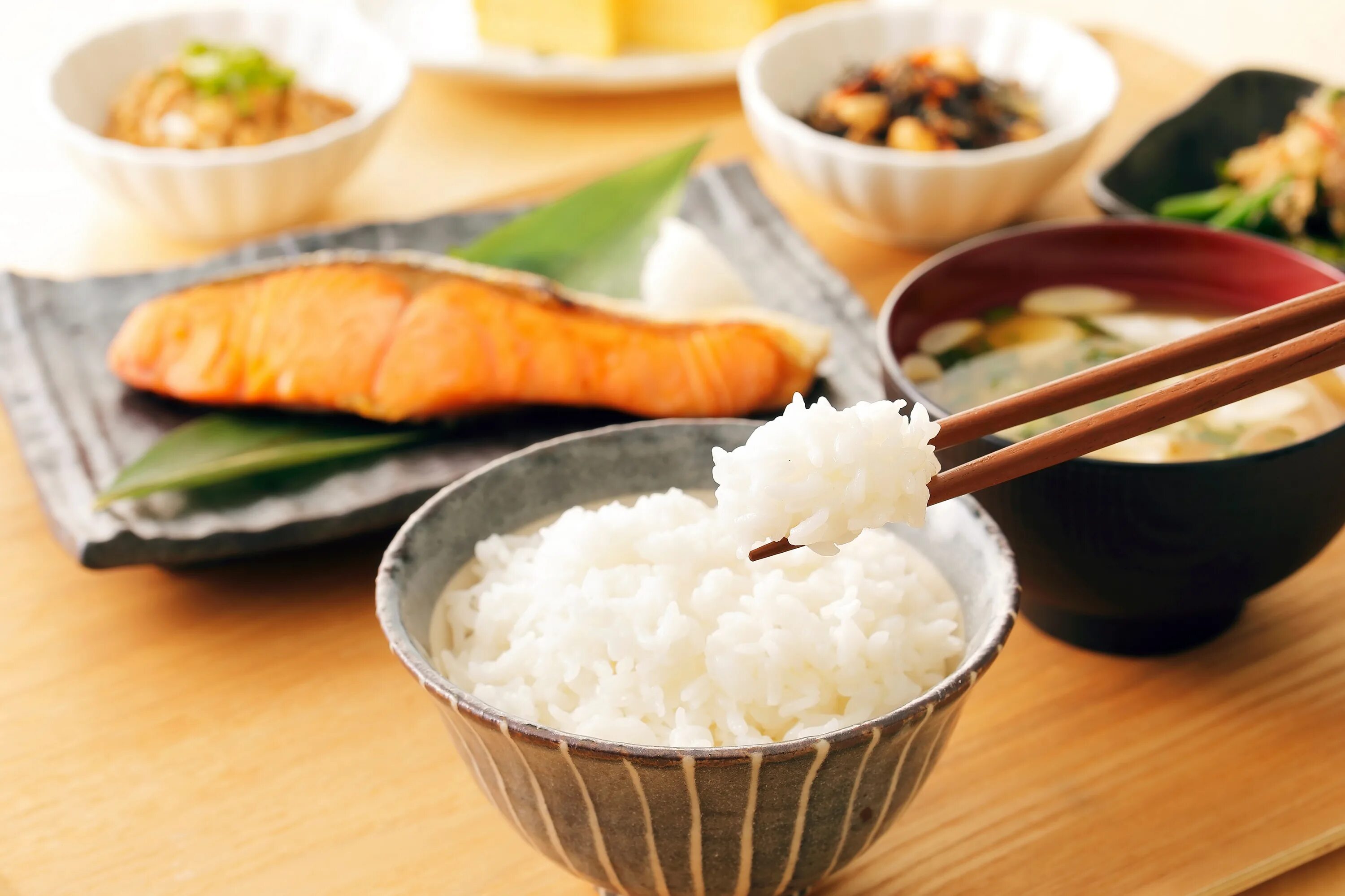 Японский рис. Японская еда с рисом. Японские диетические блюда. Национальная кухня Японии. Как едят рис палочками