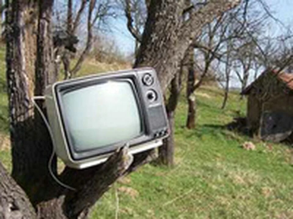 Телевизор без абонентской платы. Телек на даче. Старый телевизор на даче. Телевизор на даче. Старый маленький телевизор.