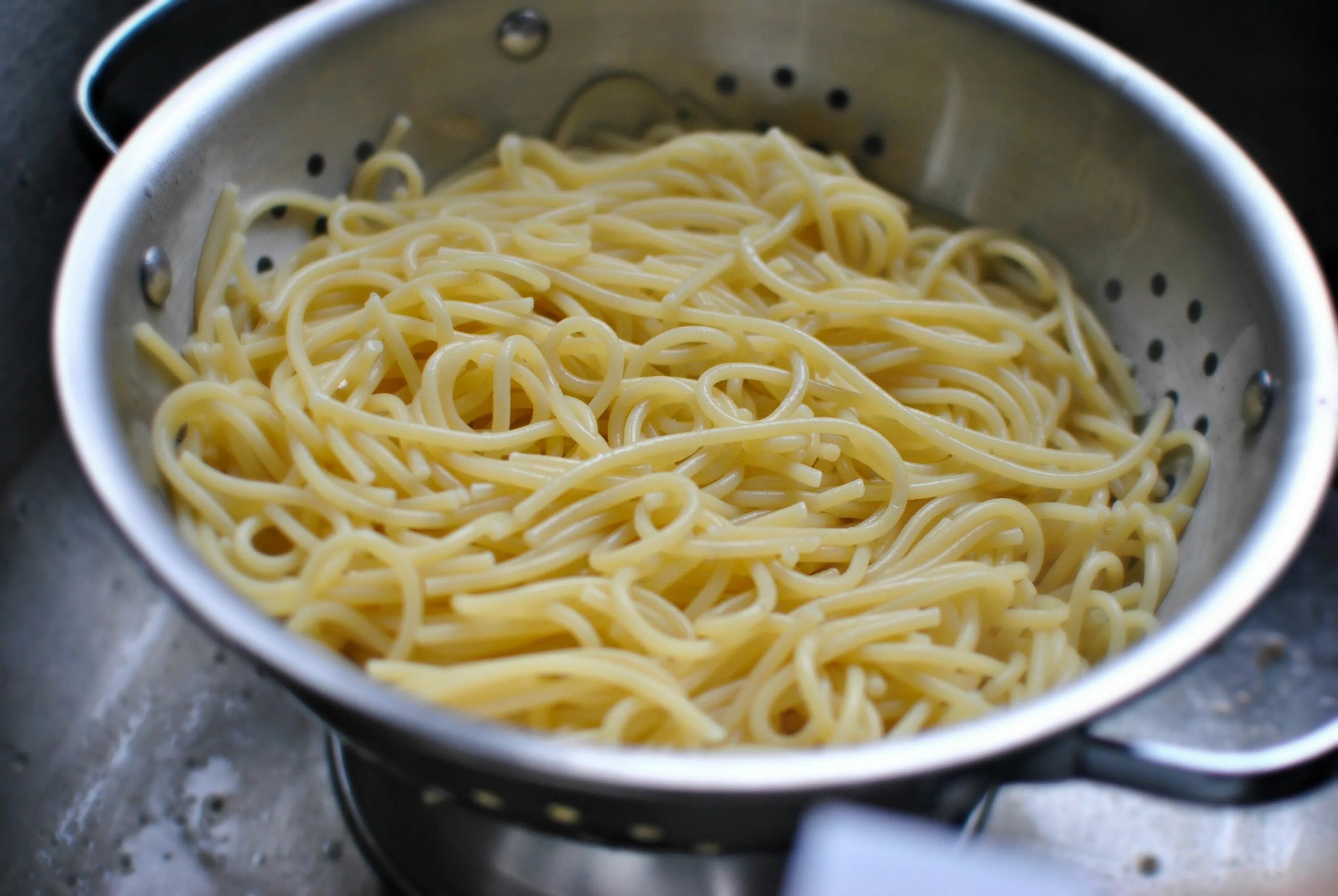 Лапша без воды. Макароны для приготовления пасты. Сливать макароны. Сливаем макароны в дуршлаг. Дуршлаг для спагетти.