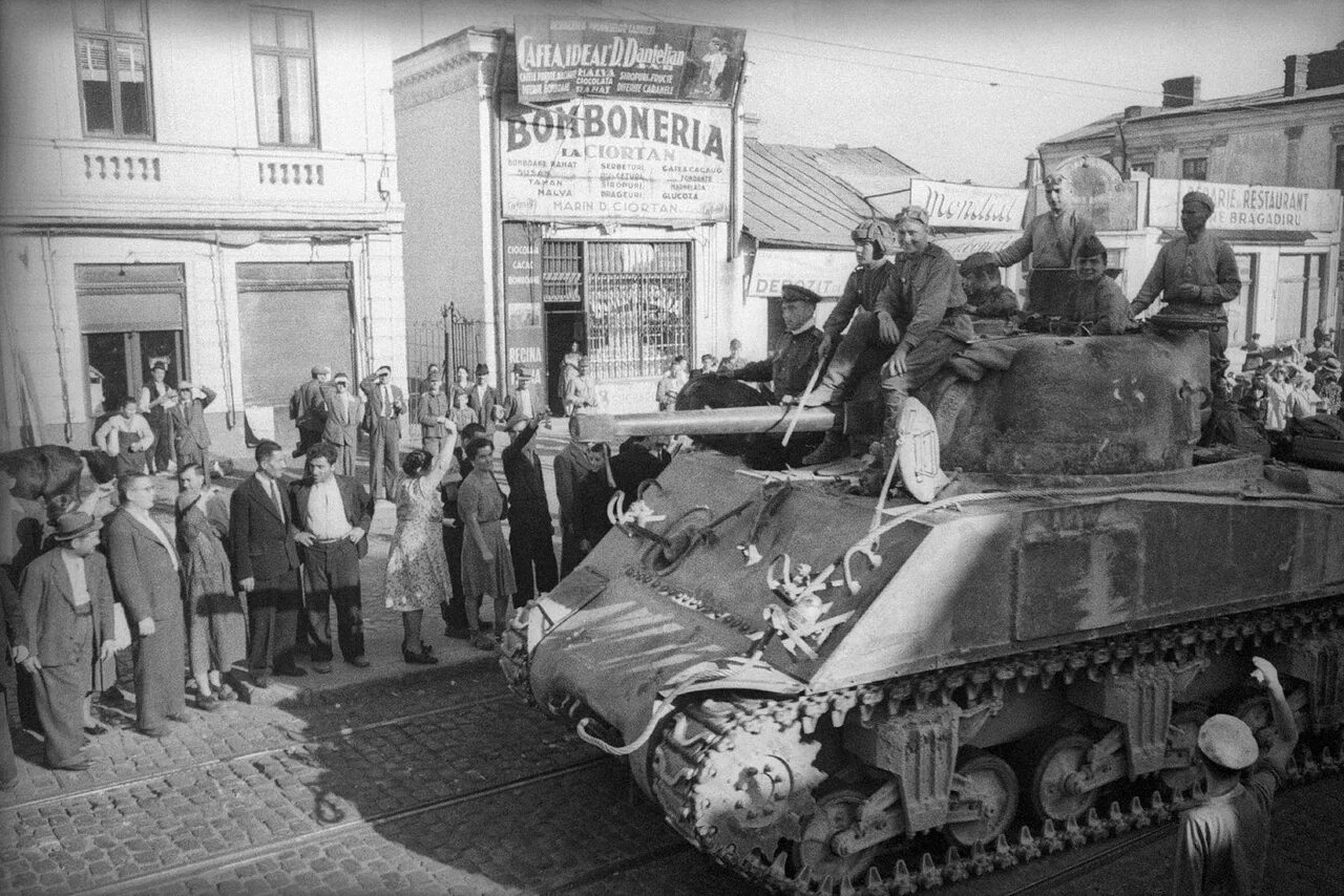 31 Августа 1944 года Бухарест. Танк Шерман 1944. Танк Шерман в красной армии. Шерман в СССР.