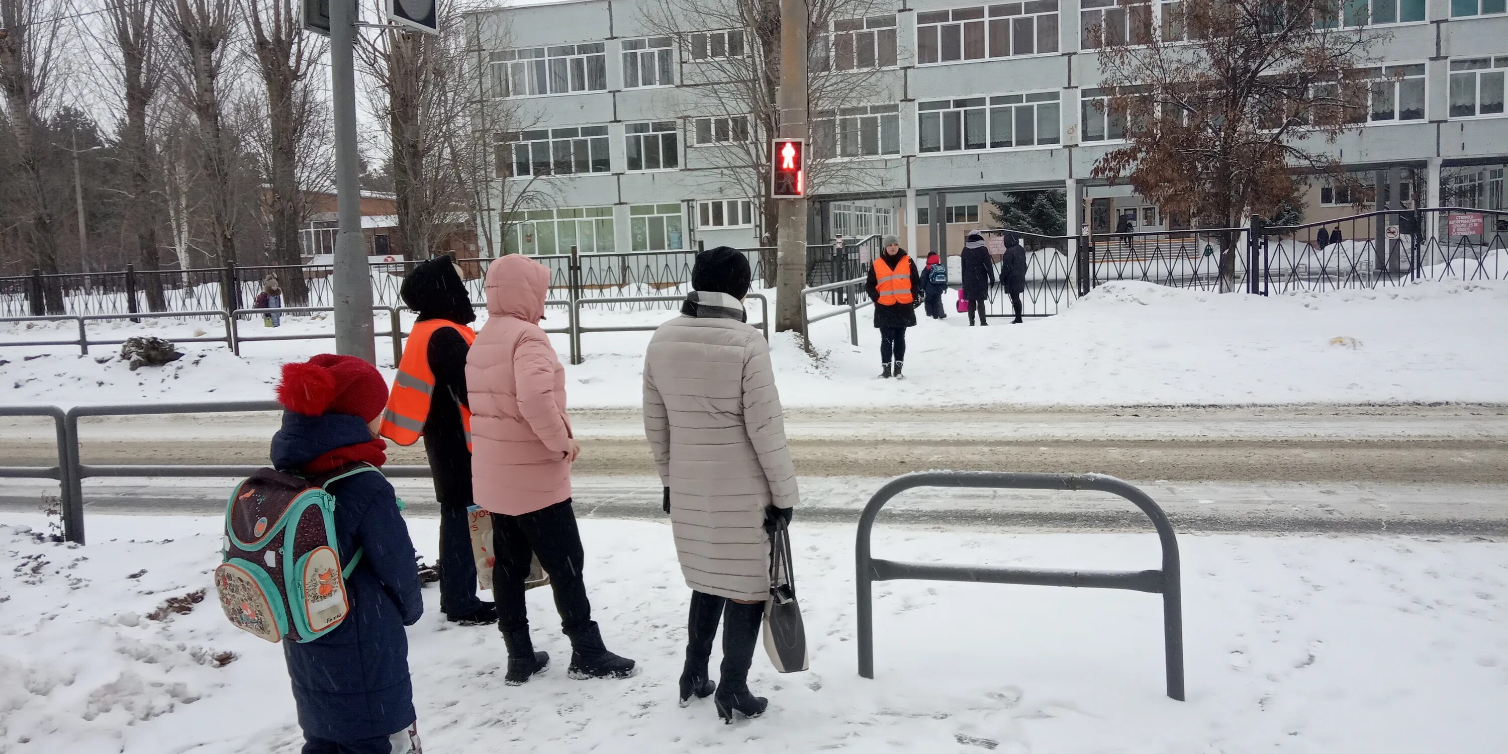 Дежуривший учитель. Дежурство родителей на пешеходном переходе у школы. Дежурство в школе №16 Долгопрудный.