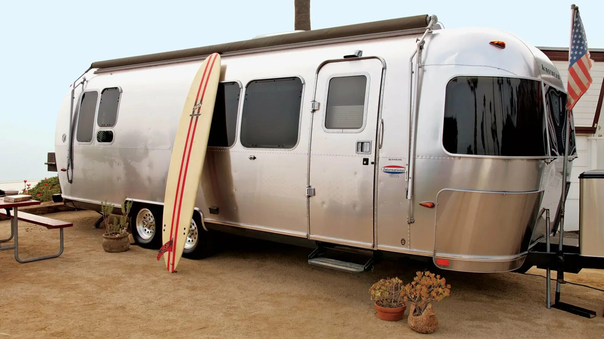 автомобиль с прицепом. трейлер удивительный цифровой. трейлер удивительный цифровой. Airstream basecamp 16. автодом airstream.