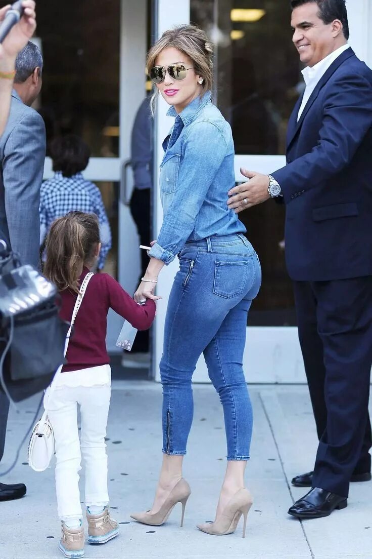 jennifer lopez wide leg jeans rock Fashion, Jennifer lopez jeans, Womens fashi