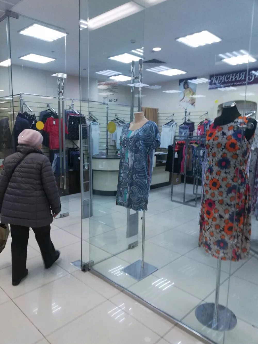 Бренд одежды zara. Одежда в заре. Склад одежды zara. Zara коллекция 2023. Zara распродажа магазины.