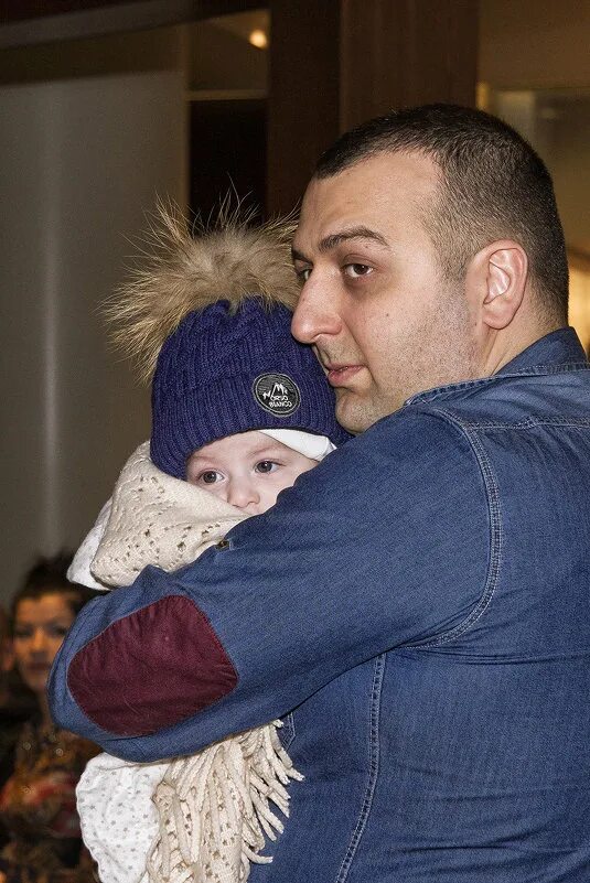 Под отцовской крышею. Под отцовской крышею. Вот и настал тот день. Чудесный мотылек стих. Комедия где батюшка на крыше.