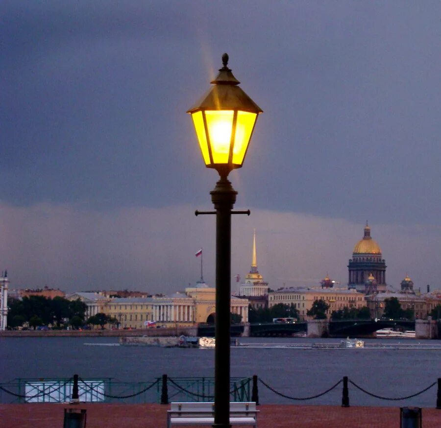 Конкурс фонари петербурга. Фонари на улицах Санкт-Петербурга. Питерские фонари. Питер набережная фонари. Уличные фонари Петербурга.