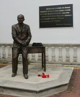 Памятники школе