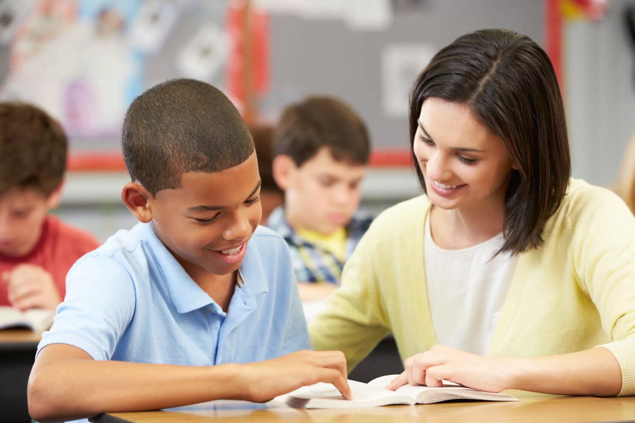 English in this school. Американский учитель и ученики. Испанцы школьники и учителя. Teacher in the Classroom with students. Ученик help.