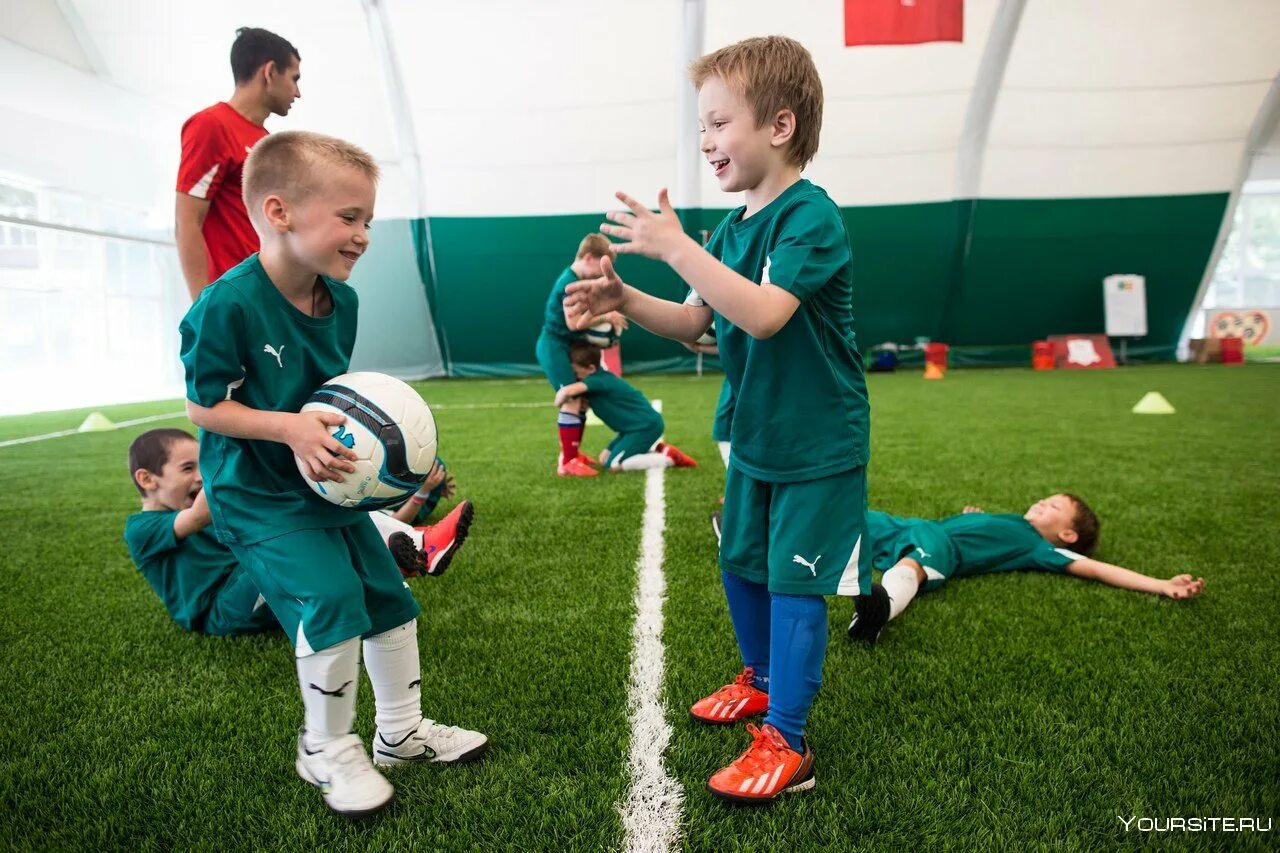 Дети футболисты. Тренировка по футболу для детей. Детский футбол тренировки. Тренировка по футбол увдеском саду.